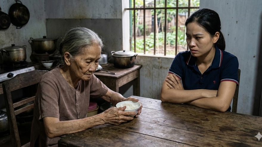 Con gái đi lấy chồng, xót xa nhìn mẹ đẻ bị chị dâu đối xử tệ bạc